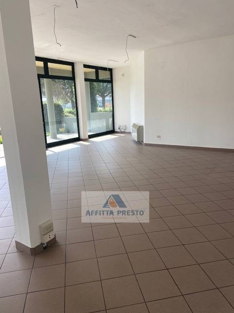 Immagine 1 di Attività commerciale in affitto  a San Miniato