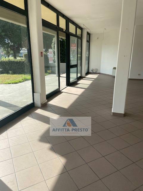 Immagine 3 di Attività commerciale in affitto  a San Miniato