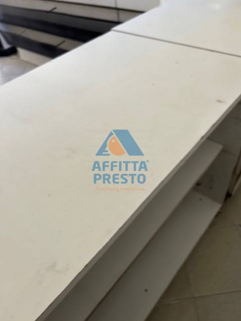 Immagine 3 di Negozio in affitto  a Empoli