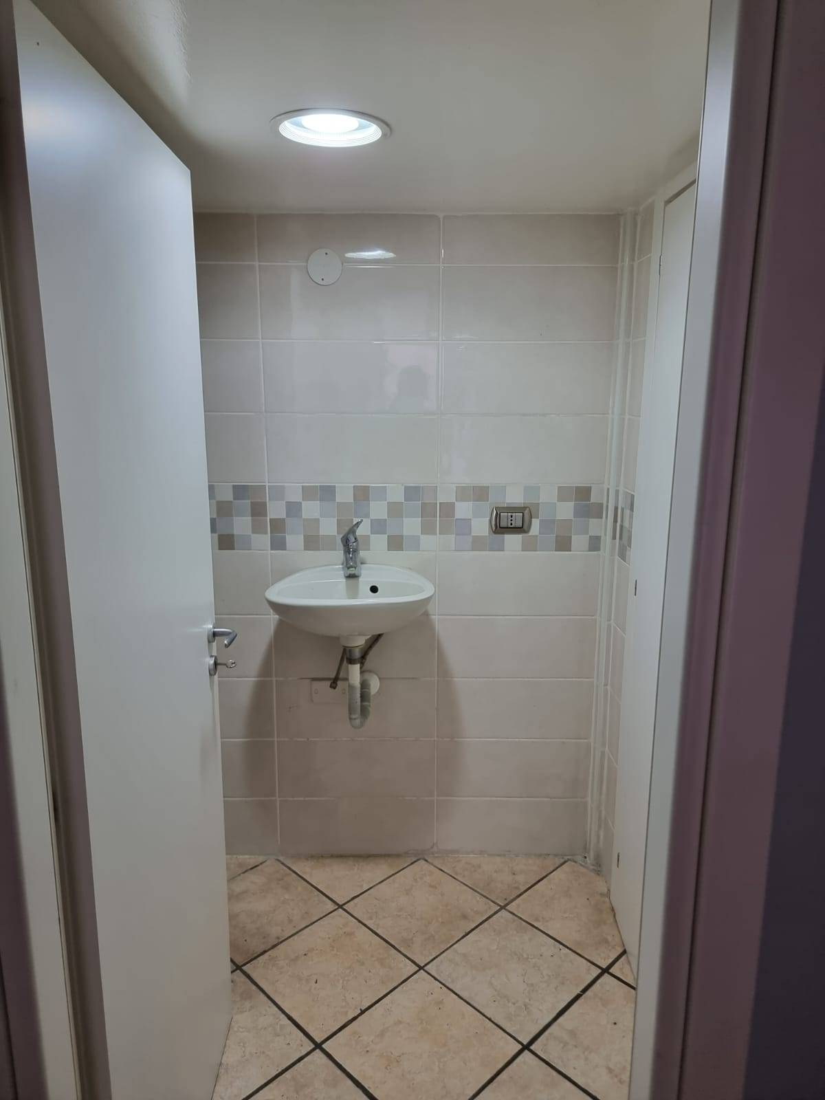 Immagine 6 di Locale commerciale in affitto  in via giovanni procida 12 a Angri