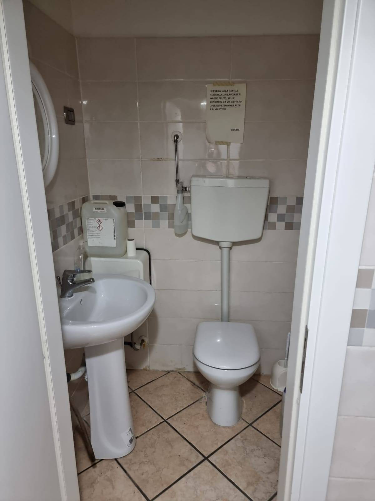 Immagine 7 di Locale commerciale in affitto  in via giovanni procida 12 a Angri