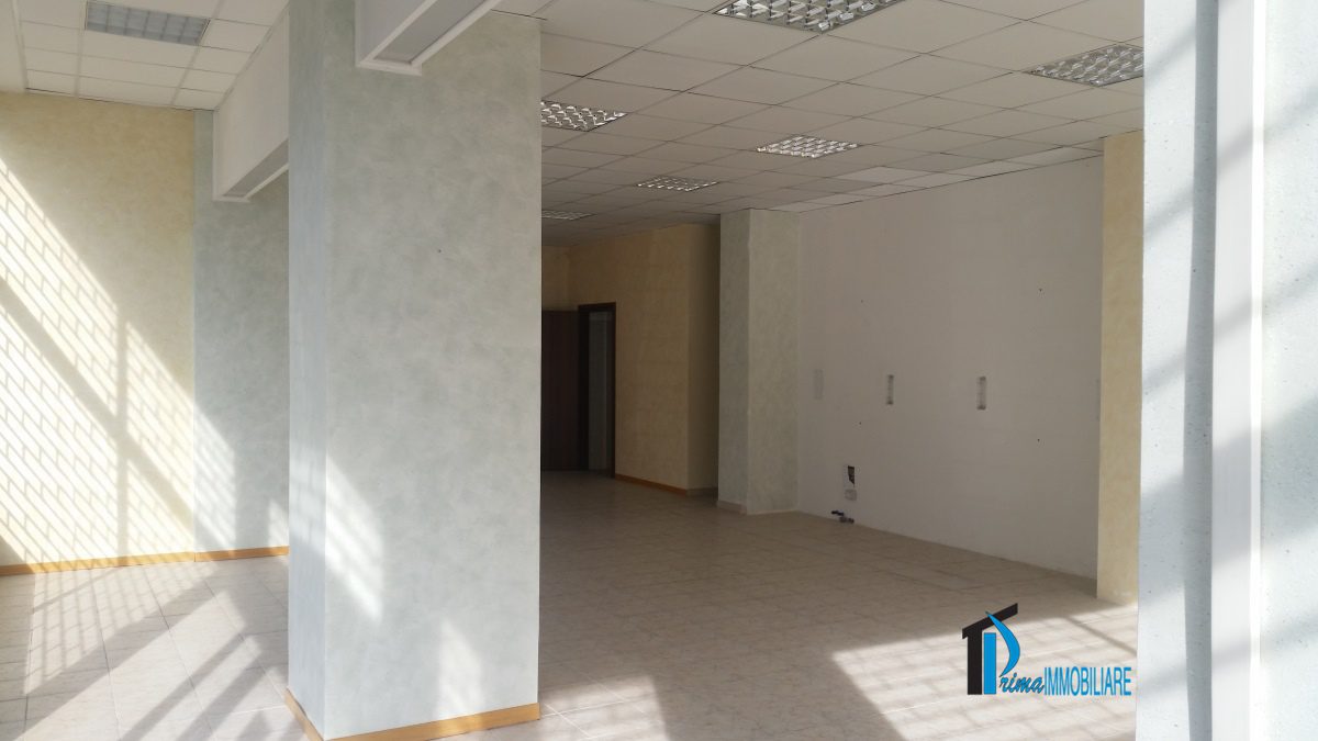 Immagine 9 di Negozio in affitto  a Terni