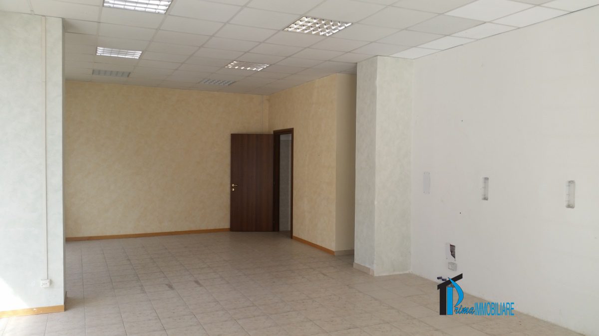 Immagine 10 di Negozio in affitto  a Terni