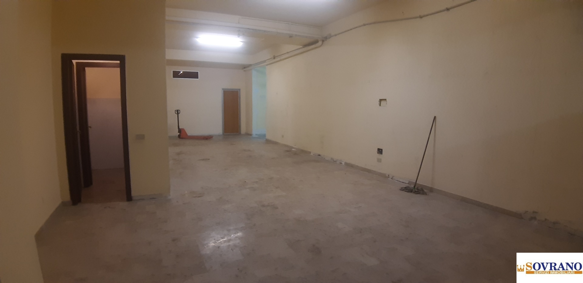 Immagine 2 di Magazzino in vendita  15/17 a Palermo