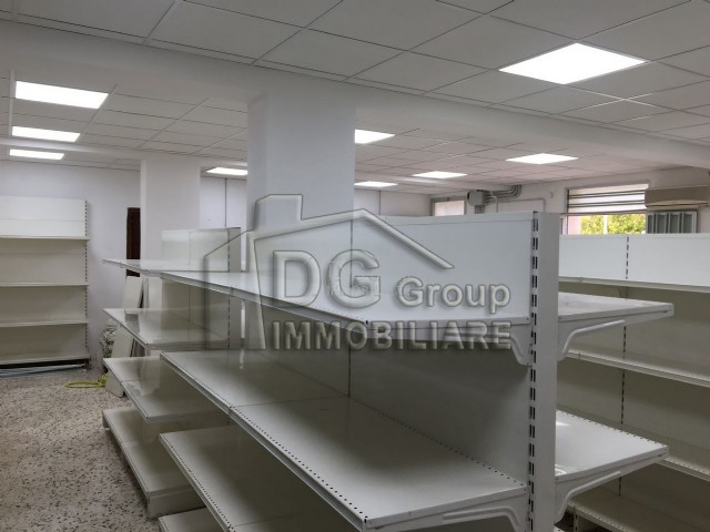 Immagine 9 di Negozio in vendita  a Alcamo