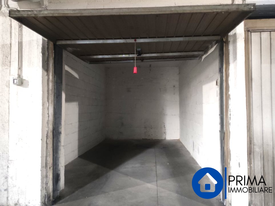 Immagine 5 di Garage in affitto  a Terni