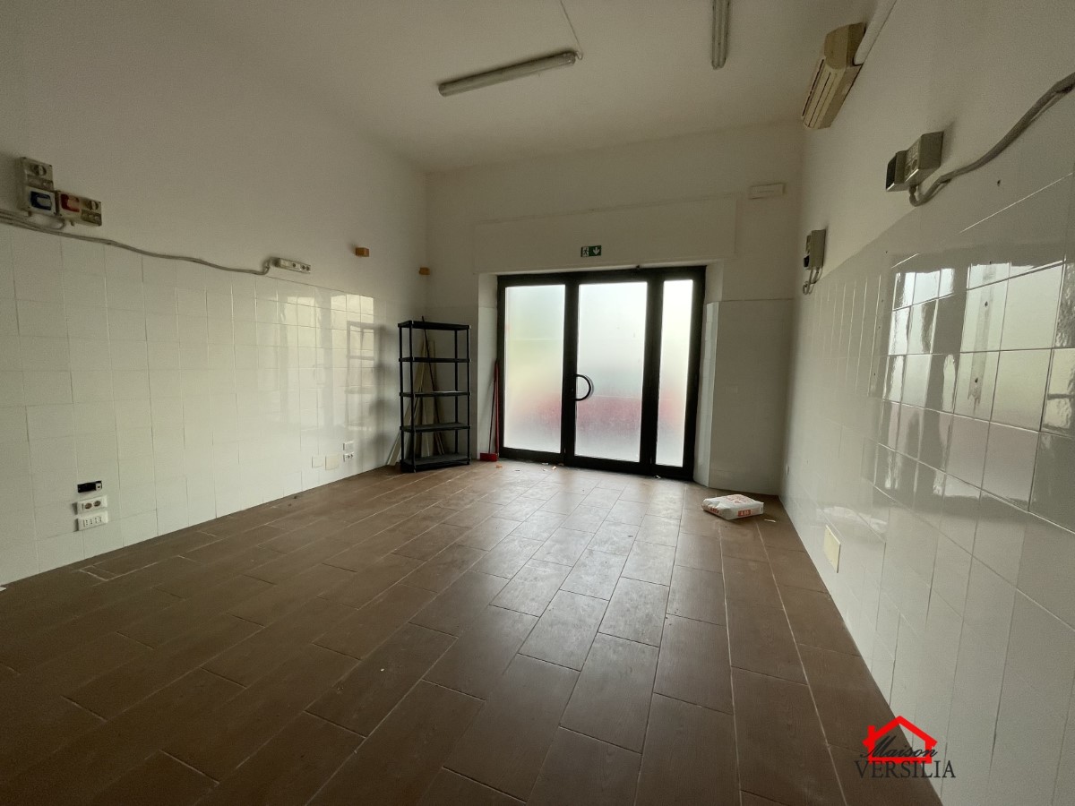 Immagine 9 di Negozio in affitto  1 a Massa