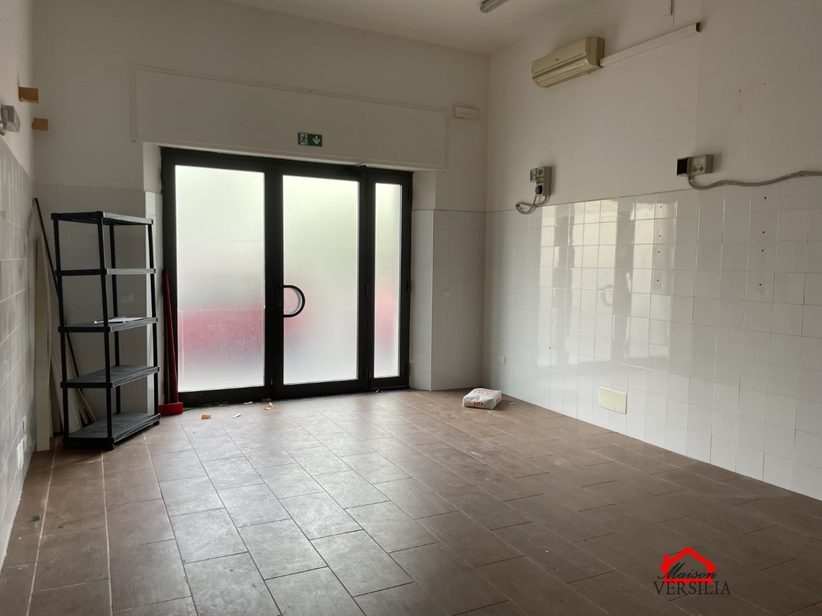 Immagine 2 di Negozio in affitto  1 a Massa