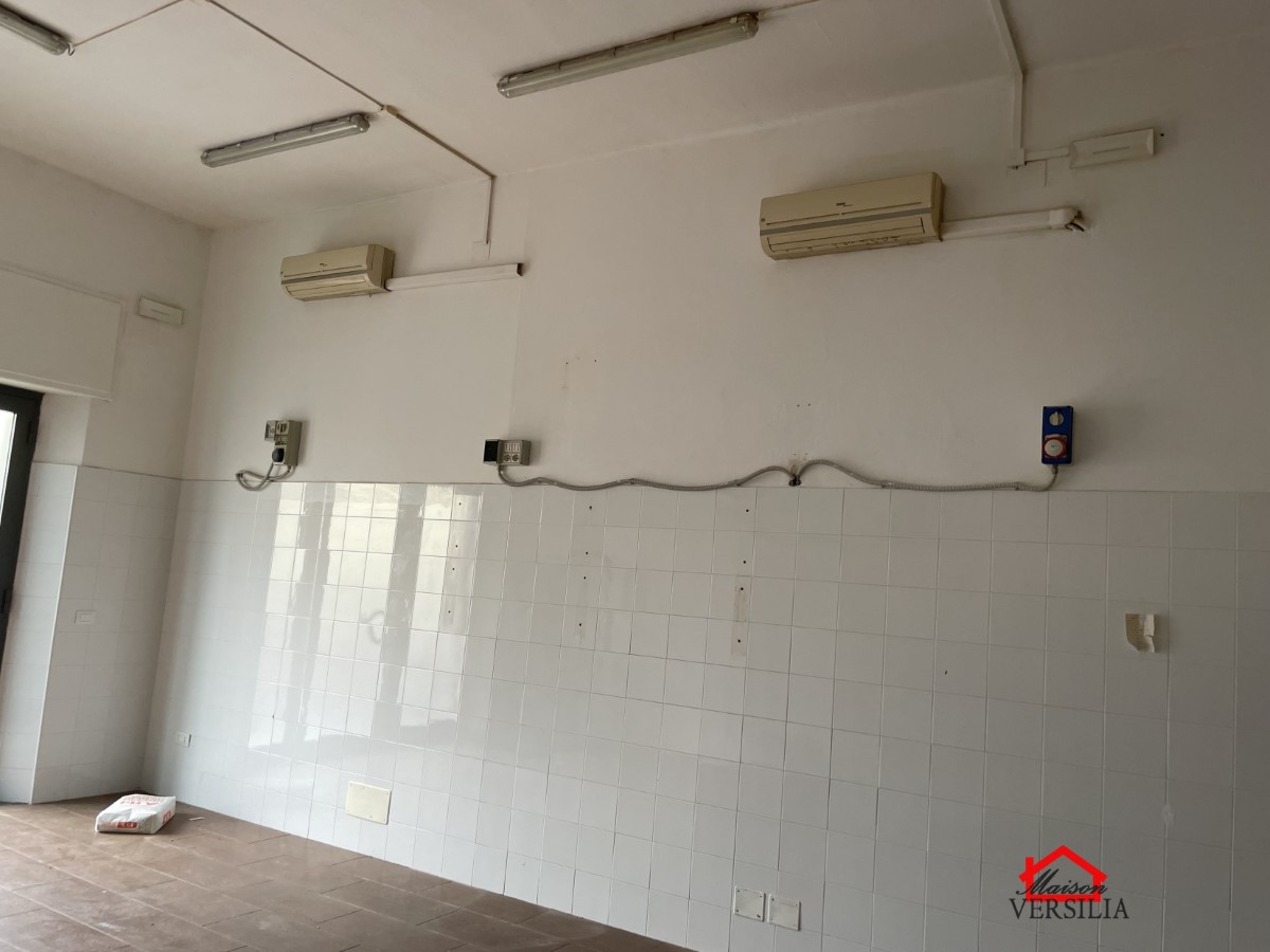 Immagine 3 di Negozio in affitto  1 a Massa