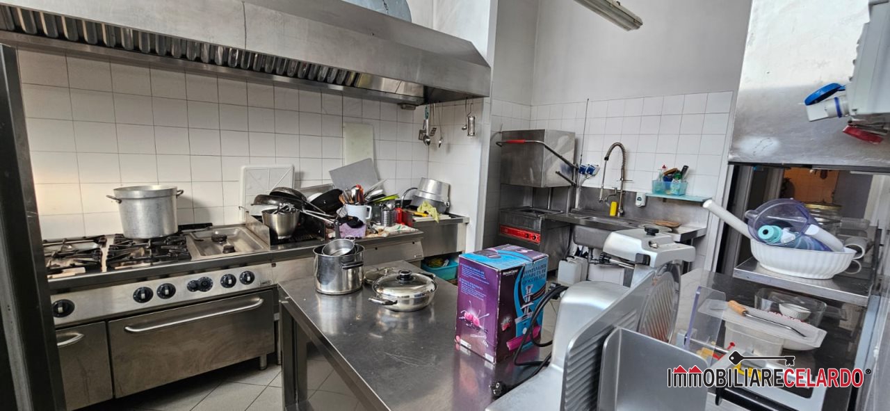 Immagine 7 di Negozio in affitto  a Colle Di Val D'elsa