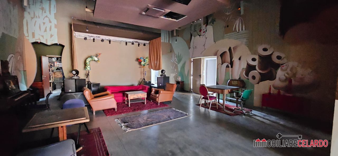 Immagine 8 di Negozio in affitto  a Colle Di Val D'elsa