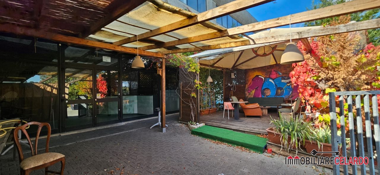 Immagine 10 di Negozio in affitto  a Colle Di Val D'elsa