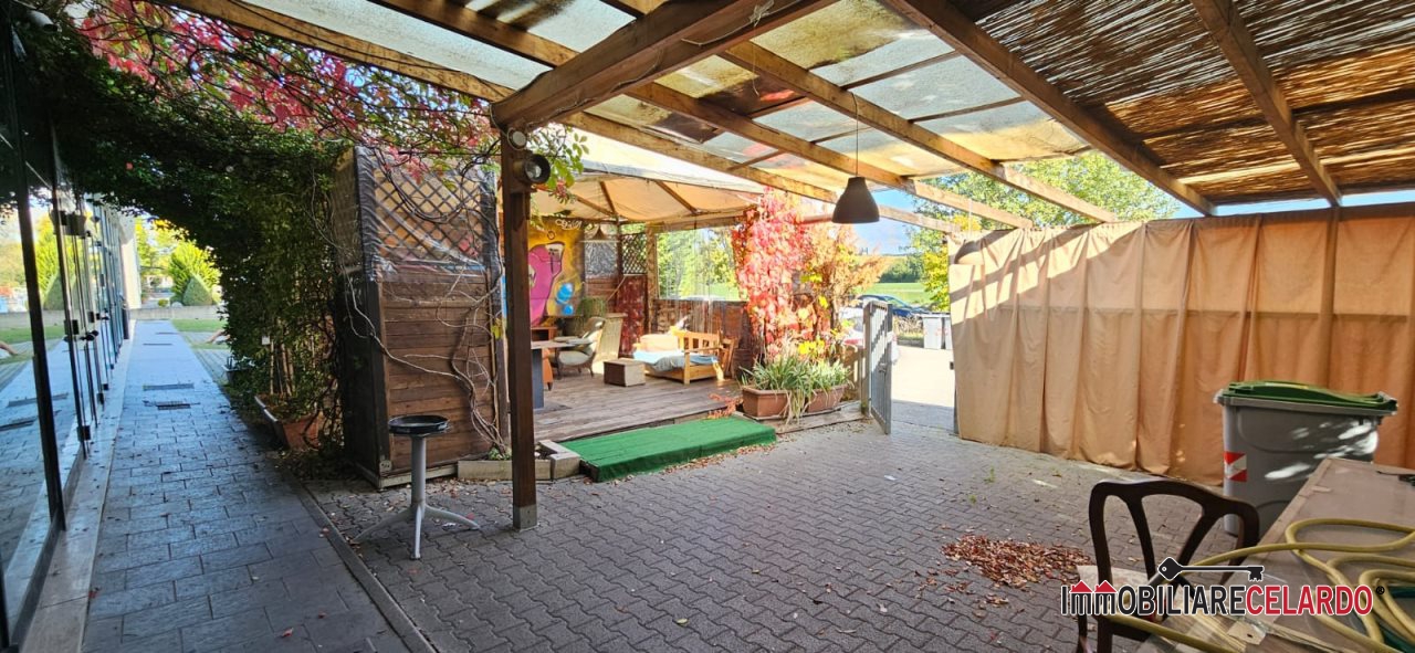 Immagine 9 di Negozio in affitto  a Colle Di Val D'elsa