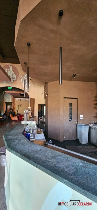 Immagine 5 di Negozio in affitto  a Colle Di Val D'elsa