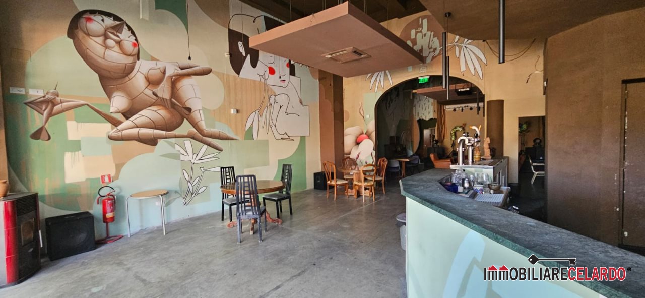 Immagine 4 di Negozio in affitto  a Colle Di Val D'elsa