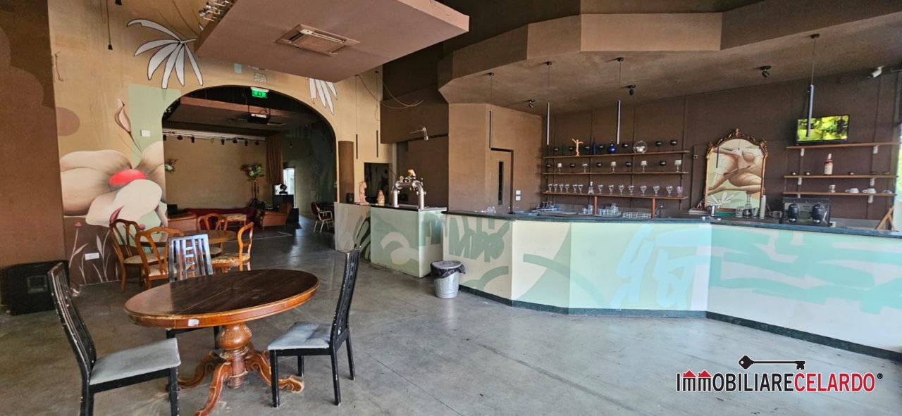 Immagine 2 di Negozio in affitto  a Colle Di Val D'elsa