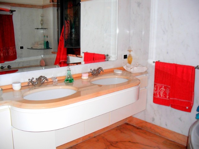 Immagine 7 di Villa in vendita  a Massa