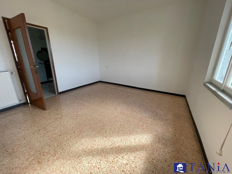 Immagine 9 di Appartamento in vendita  a Ortonovo