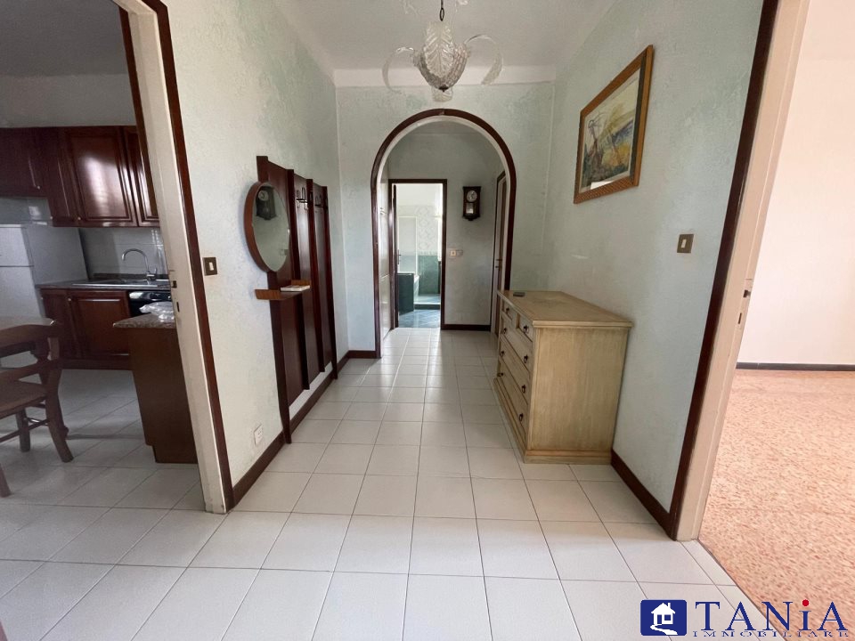 Immagine 2 di Appartamento in vendita  a Ortonovo