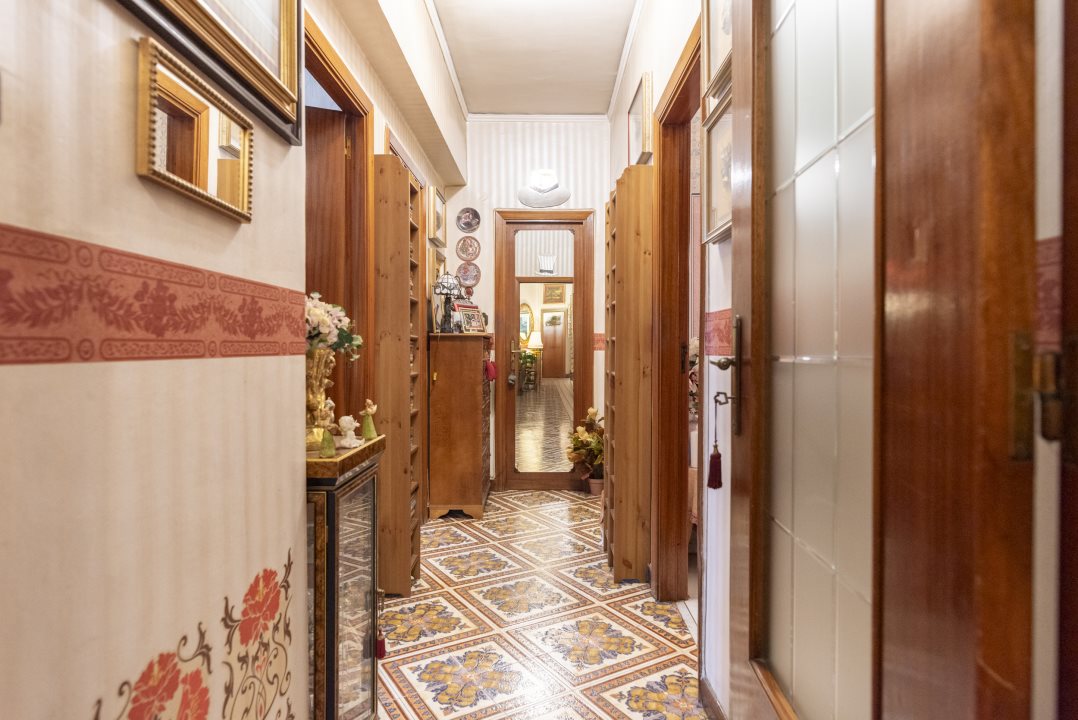 Immagine 10 di Appartamento in vendita  35 a Napoli