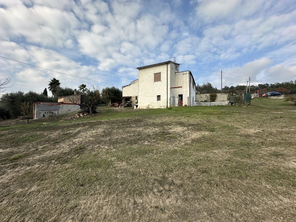 Immagine 7 di Villa in vendita  snc a Canzano