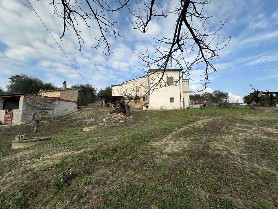 Immagine 6 di Villa in vendita  snc a Canzano