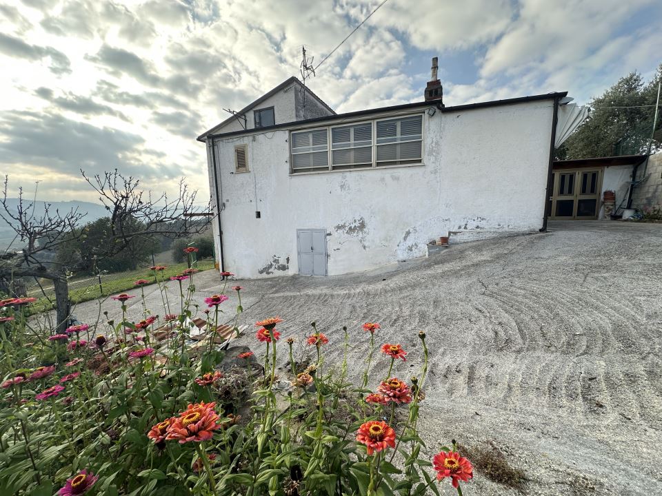 Immagine 3 di Villa in vendita  snc a Canzano