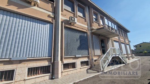 Immagine 2 di Capannone industriale in vendita  a Verona