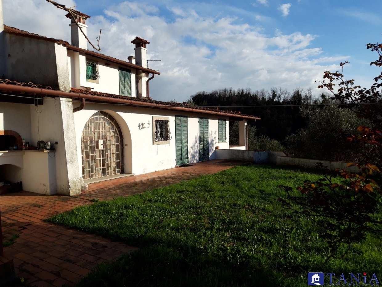 Immagine 2 di Casa indipendente in vendita  34 a Carrara