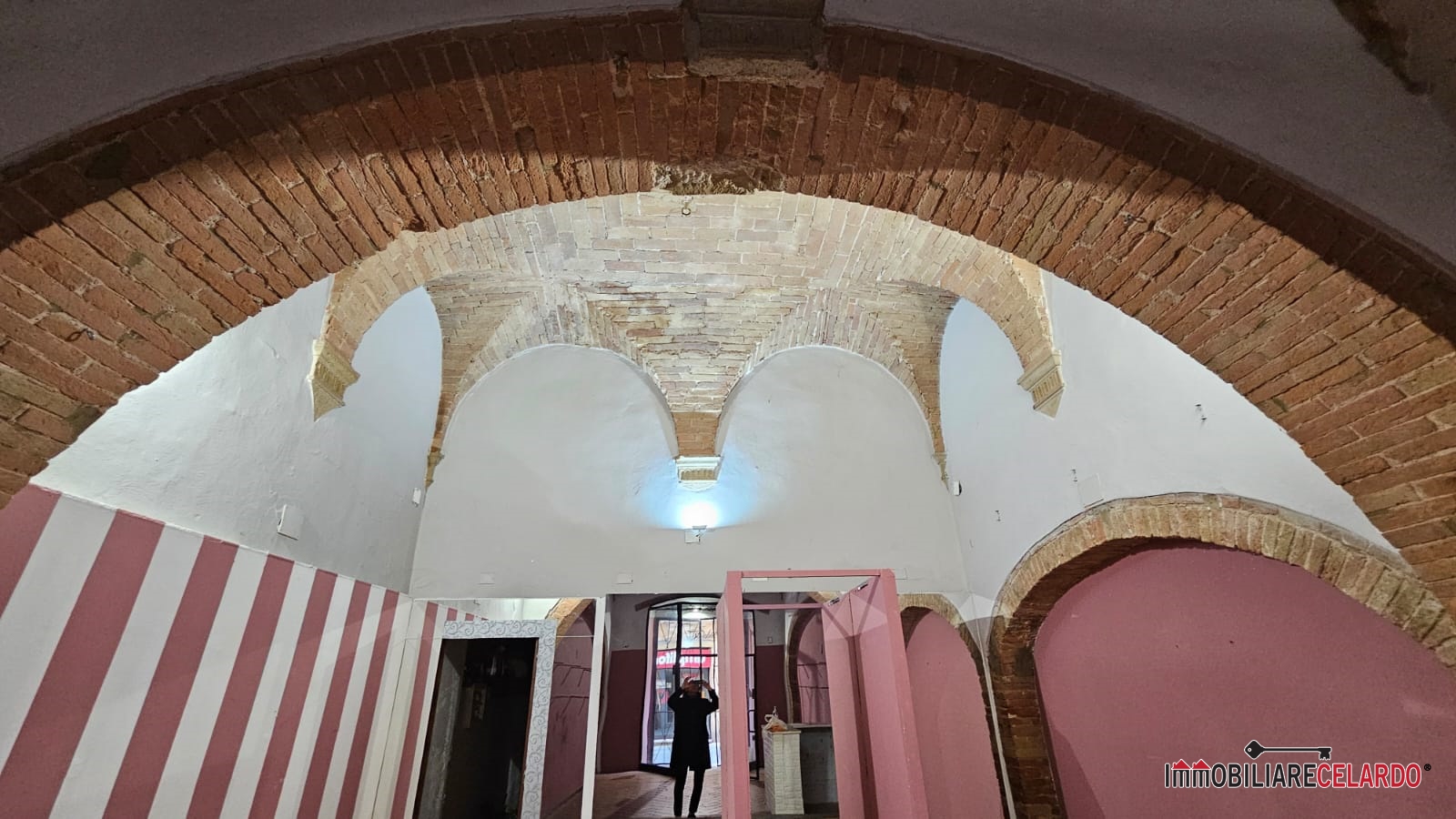 Immagine 4 di Negozio in vendita  a Colle Di Val D'elsa