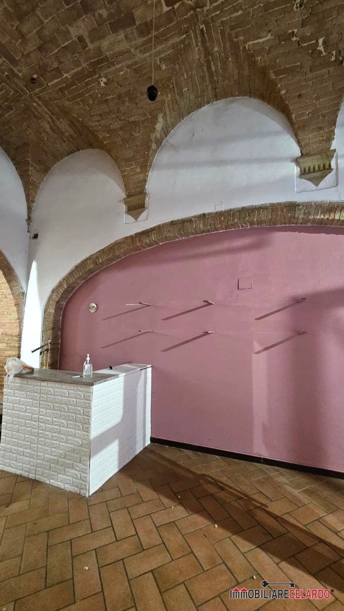 Immagine 6 di Negozio in vendita  a Colle Di Val D'elsa