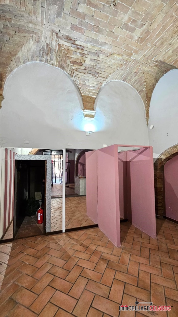 Immagine 5 di Negozio in vendita  a Colle Di Val D'elsa