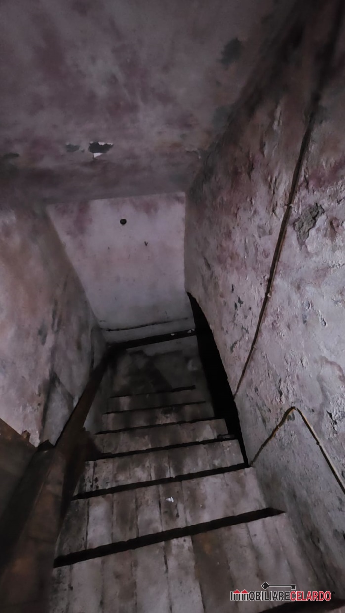 Immagine 8 di Negozio in vendita  a Colle Di Val D'elsa