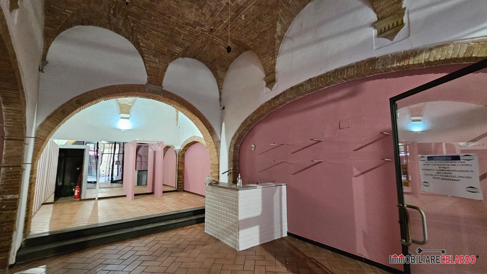 Immagine 1 di Negozio in vendita  a Colle Di Val D'elsa