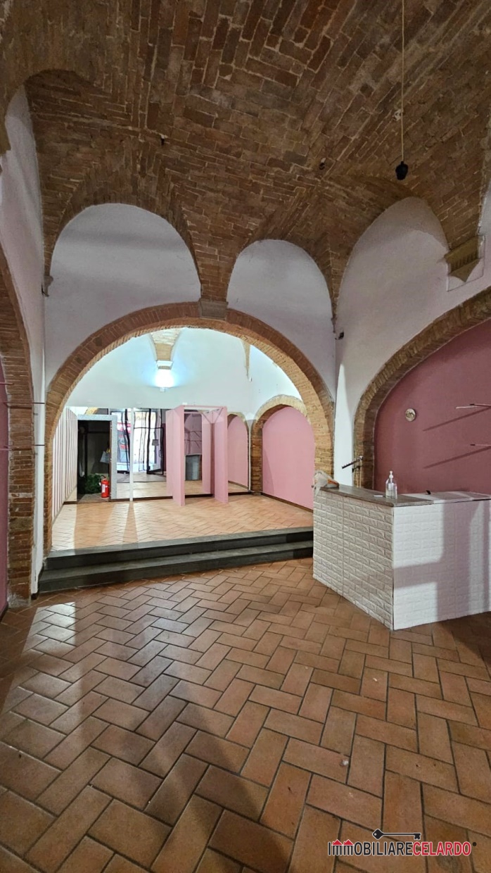 Immagine 3 di Negozio in vendita  a Colle Di Val D'elsa