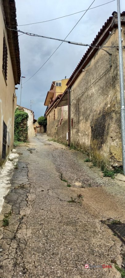Immagine 8 di Rustico / casale in vendita  a Messina