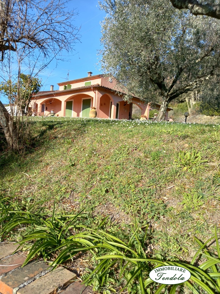 Immagine 1 di Villa in vendita  a Sarzana