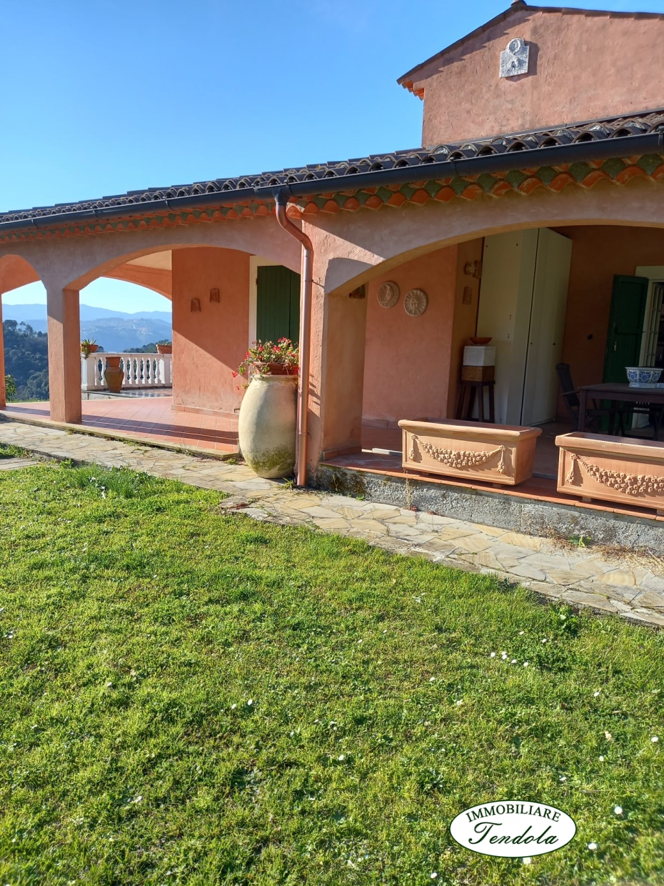 Immagine 2 di Villa in vendita  a Sarzana