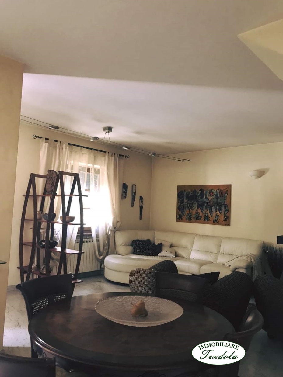 Immagine 2 di Villa in vendita  a Carrara