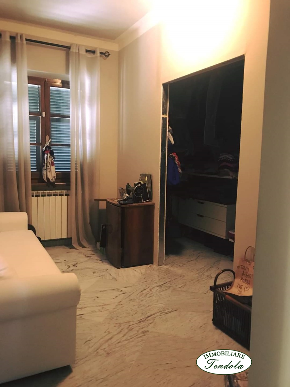 Immagine 3 di Villa in vendita  a Carrara