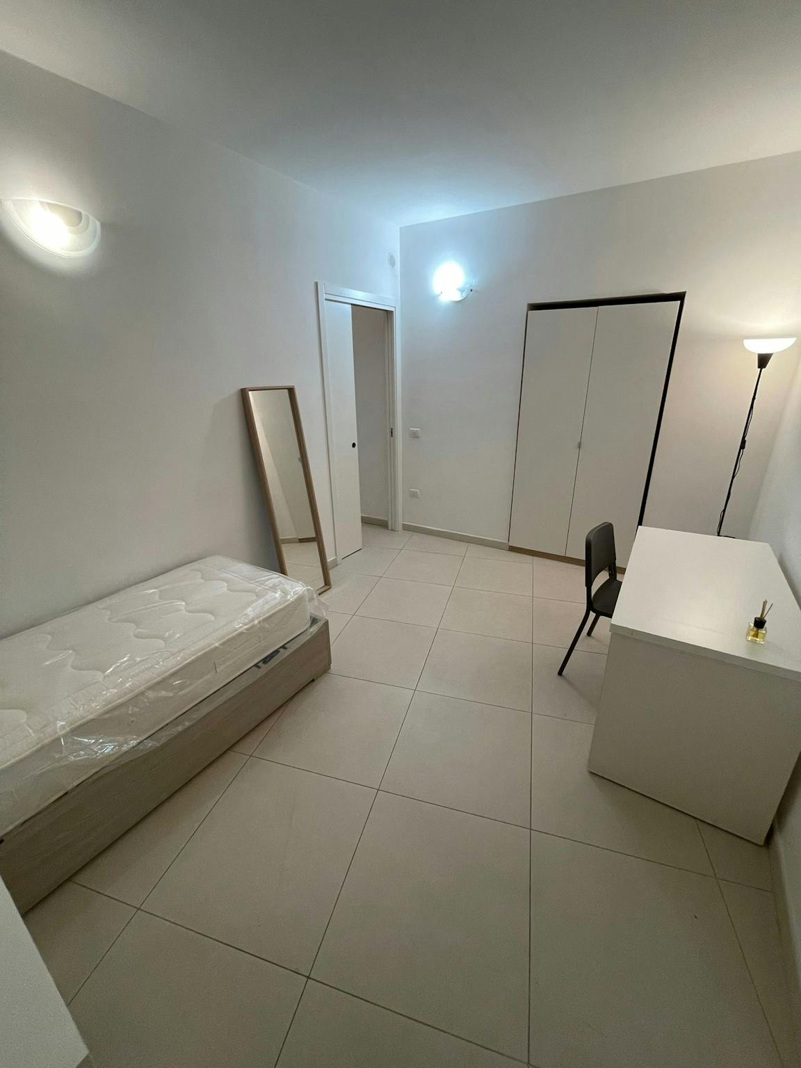 Immagine 2 di Camera in affitto  in Via Luigi Settembrini a Napoli