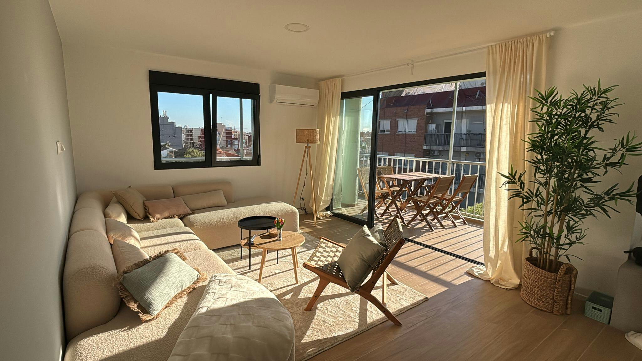 Immagine 1 di Appartamento in affitto  in Carrer de Carles Ros a Valencia