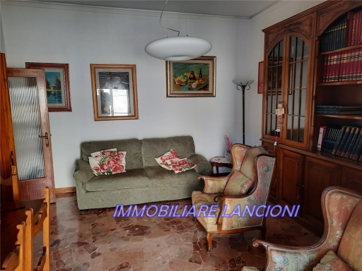 Immagine 12 di Appartamento in vendita  a Scandicci