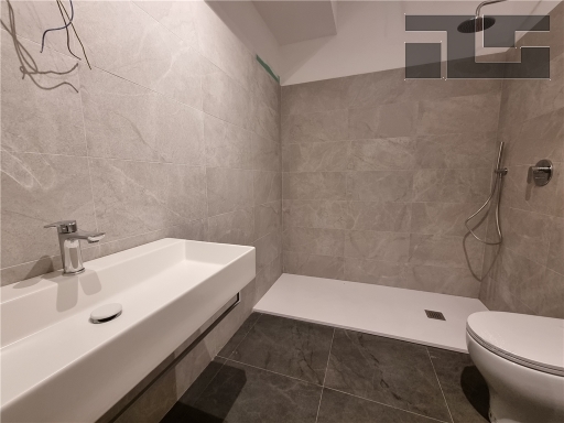 Immagine 17 di Appartamento in vendita  a Firenze