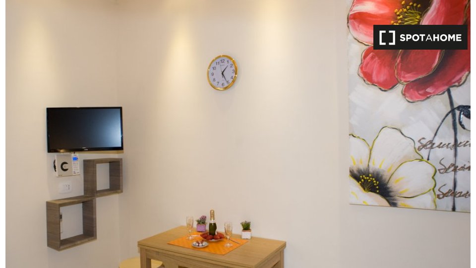 Immagine 18 di Camera condivisa in affitto  in Via Vetulonia a Roma