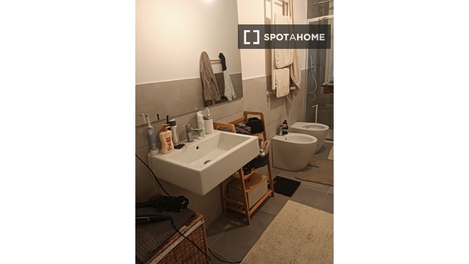 Immagine 10 di Camera condivisa in affitto  in Via Ippolito Nievo a Roma