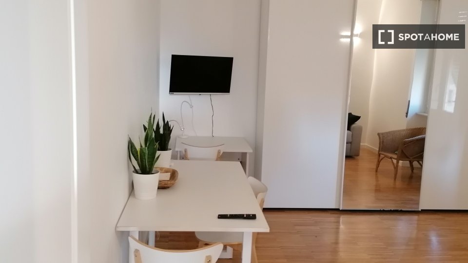 Immagine 3 di Camera condivisa in affitto  in Via dei Monti Lepini a Roma