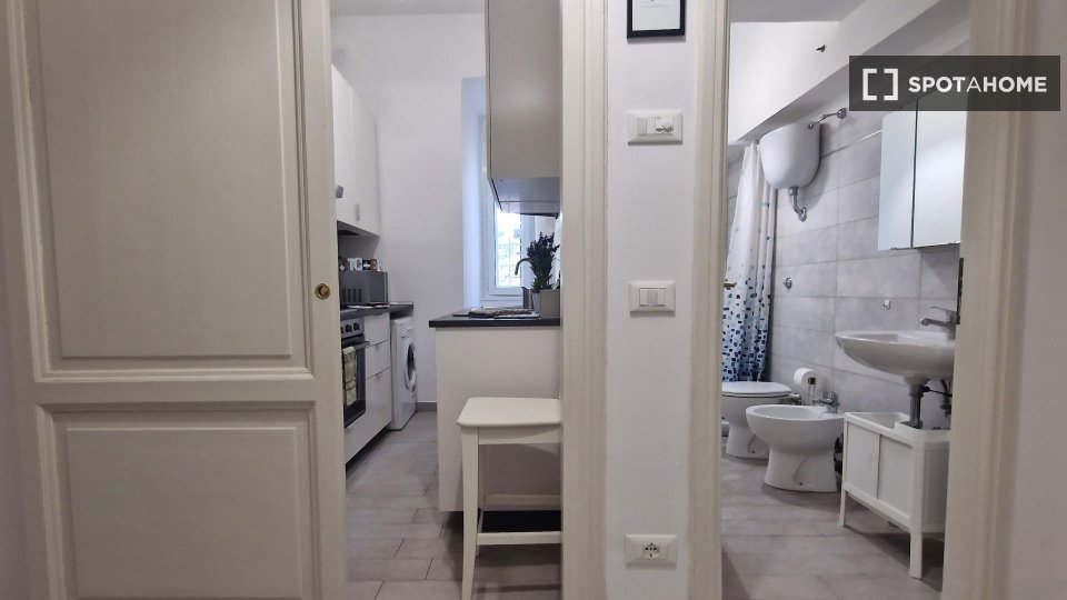 Immagine 11 di Camera condivisa in affitto  in Via Ostiense a Roma