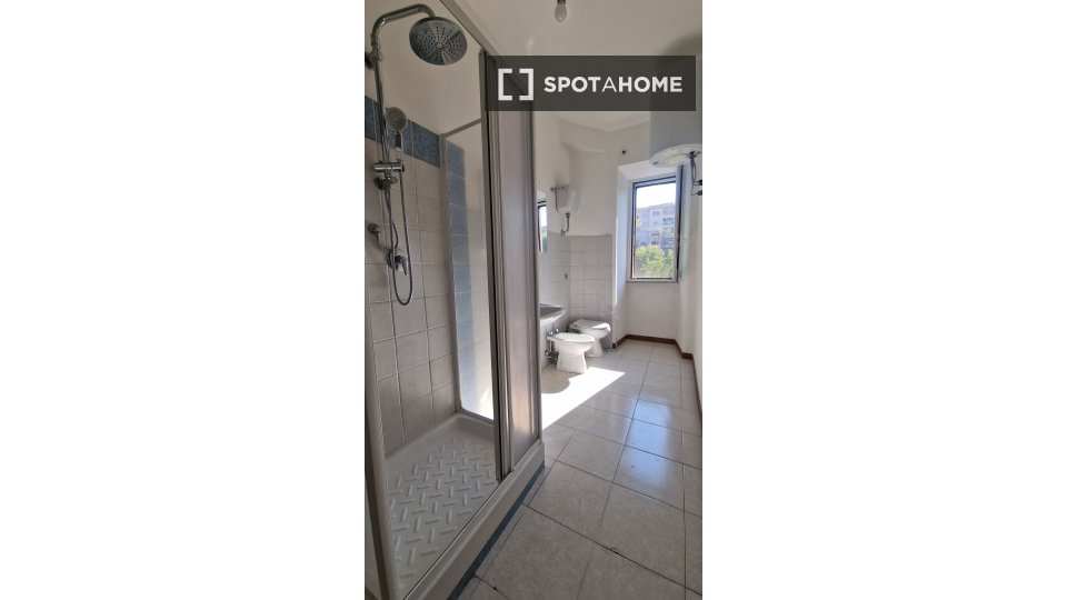 Immagine 19 di Camera condivisa in affitto  in Via Ostiense a Roma