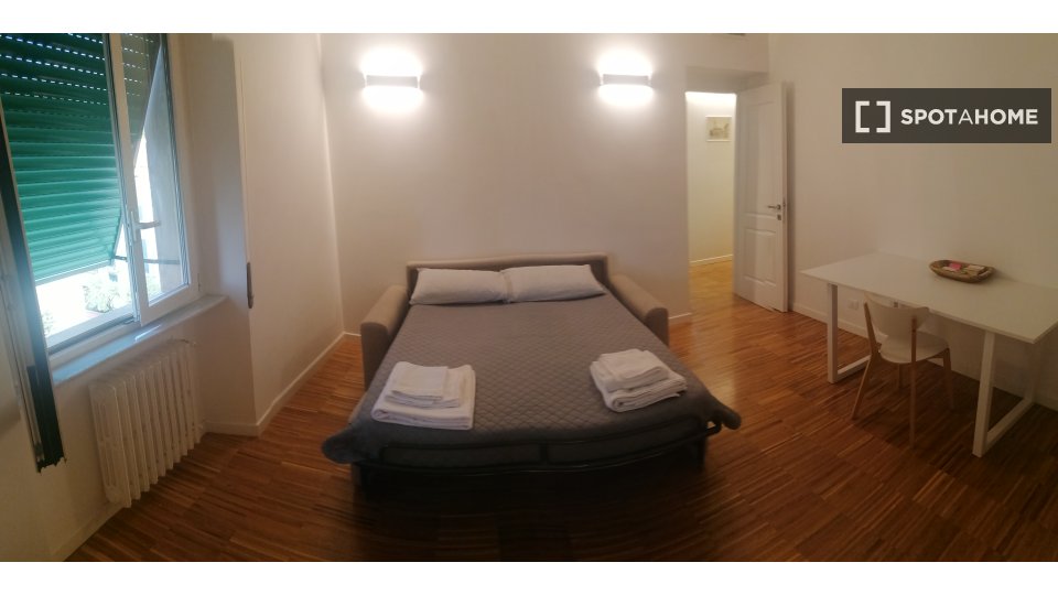 Immagine 4 di Camera condivisa in affitto  in Via dei Monti Lepini a Roma